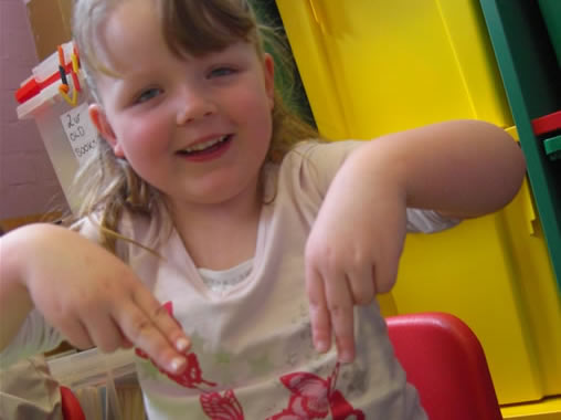 Signing 'dog' at Ashcroft and Ramridge Children's Centre