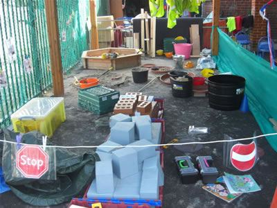 Developing play and language outdoors through construction roleplay
